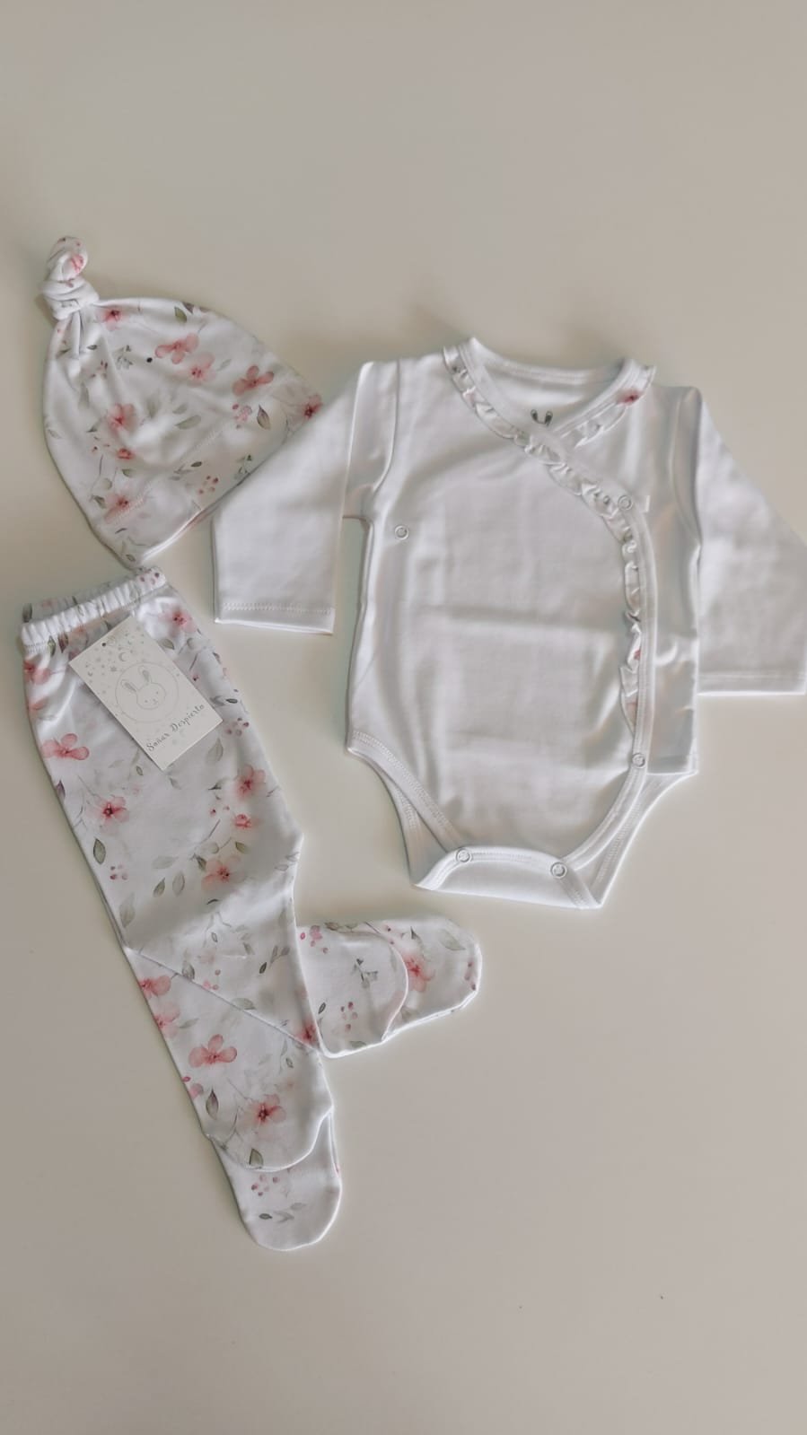 Ajuar de Bebé 3 Piezas "Soñar Despierto" - Estampado Floral y Volados / Blanco y Rosa