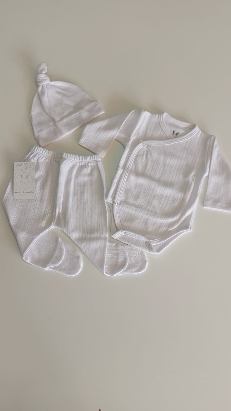 Ajuar de Bebé 3 Piezas Liso "Soñar Despierto" (Body, Pantalón con Pie y Gorro)