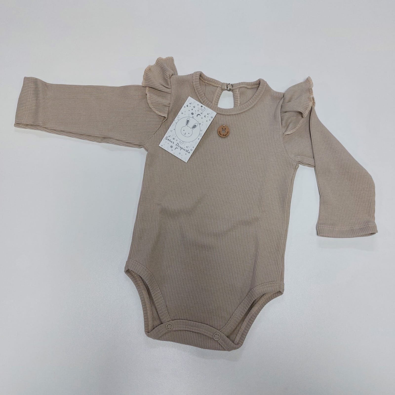 Body Bebé Manga Larga con Volados – Beige