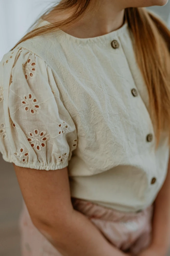 Blusa Infantil Beige con Mangas Princesa de Broderie