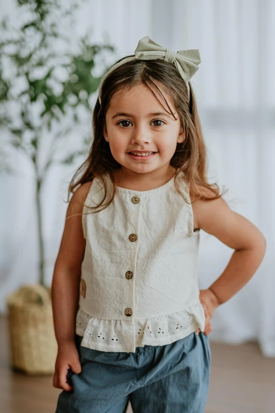 Blusa Infantil Beige con Botones y Volado de Broderie