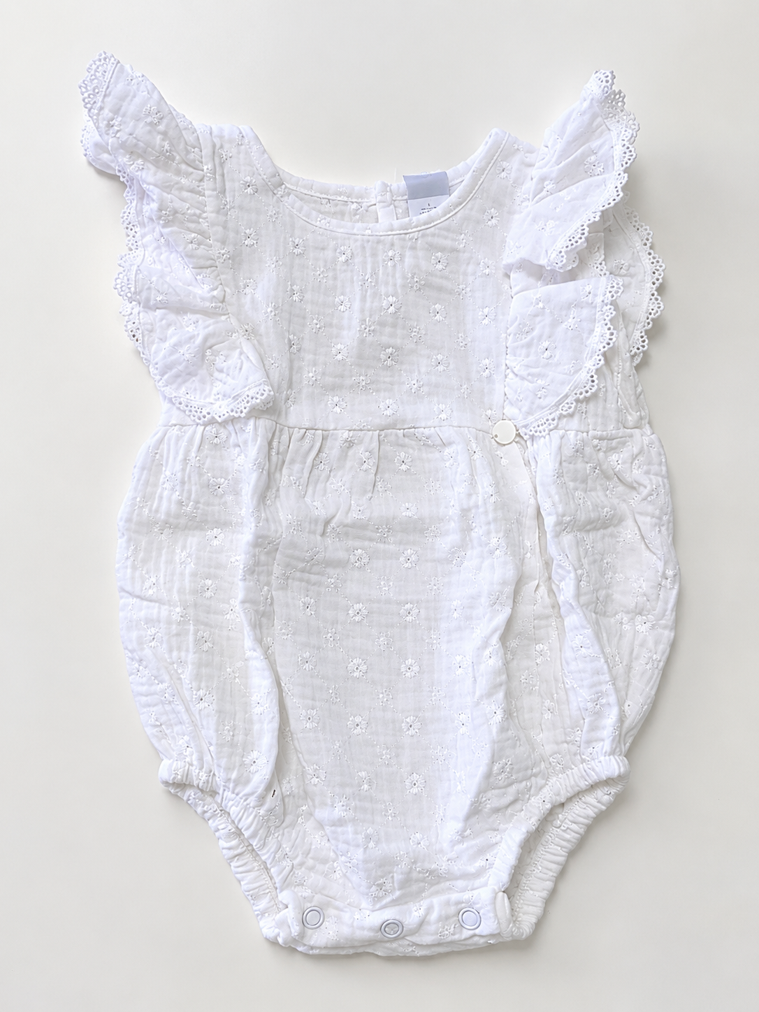 Body Bebé con Volados y Encaje – Blanco y Natural